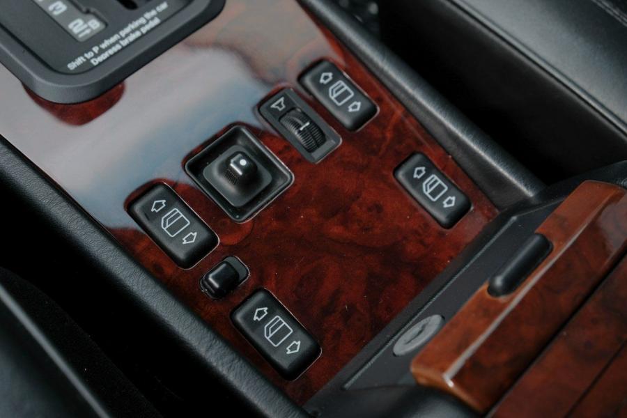 Детали интерьера Mercedes-Benz 500 E (W124) 1992 года  (фото 29 из 69)